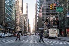 NYC/USA 02 JANUARI 2018 - folk som korsar övergångsstället på den New York gatan royaltyfri foto NYC/USA 02 JANUARI 2018 - folk som korsar övergångsstället på den New York gatan royaltyfri foto