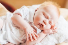 Nyfött behandla som ett barn pojken med pyjamas som sover i korg arkivfoto Nyfött behandla som ett barn pojken med pyjamas som sover i korg arkivfoto