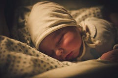 Nyfött behandla som ett barn pojken som sover, efter barnsbörd Foto som tas några timmar efter födelsen av barnet arkivfoto Nyfött behandla som ett barn pojken som sover, efter barnsbörd Foto som tas några timmar efter födelsen av barnet arkivfoto