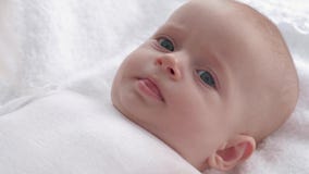 Nyfött med härliga ögon ser upp mamma- och showtungslut, förälderlek med hennes lilla dotter lager videofilmer Nyfött med härliga ögon ser upp mamma- och showtungslut, förälderlek med hennes lilla dotter lager videofilmer