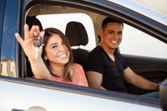 Nygifta personer med en ny bil Nygifta personer med en ny bil