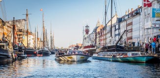 Nyhavn en el medio de la luz del día fotografía de archivo Nyhavn en el medio de la luz del día fotografía de archivo