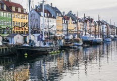 Nyhavn, Kopenhagen, Denemarken - bewolkte dag royalty-vrije stock afbeelding Nyhavn, Kopenhagen, Denemarken - bewolkte dag royalty-vrije stock afbeelding