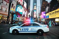 NYPD-Polizeistreifenwagen geht zum Notruf mit Warnungs- und Sirenenlicht in den Time Square-Straßen von New York City, New York, lizenzfreies stockbild NYPD-Polizeistreifenwagen geht zum Notruf mit Warnungs- und Sirenenlicht in den Time Square-Straßen von New York City, New York, lizenzfreies stockbild
