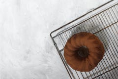 Nytt bakad muffin på en grå konkret bakgrund Chokladdegkaka arkivfoto Nytt bakad muffin på en grå konkret bakgrund Chokladdegkaka arkivfoto