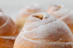 Nytt bakade kanelbruna bullar med kryddor fotografering för bildbyråer Nytt bakade kanelbruna bullar med kryddor fotografering för bildbyråer