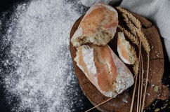 Nytt bakat hemlagat traditionellt bröd på den lantliga trätabellen arkivbild Nytt bakat hemlagat traditionellt bröd på den lantliga trätabellen arkivbild