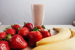 Nytt för jordgubbebanansmoothie som blandas på den wood tabellen Royaltyfri Fotografi Nytt för jordgubbebanansmoothie som blandas på den wood tabellen Royaltyfri Fotografi