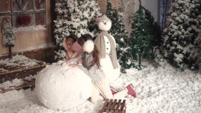 nytt år för jul Barn gör en snögubbe två små flickor gör en boll av snö lager videofilmer nytt år för jul Barn gör en snögubbe två små flickor gör en boll av snö lager videofilmer