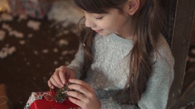 nytt år för jul lite ser flickan en ask av gåvor stock video nytt år för jul lite ser flickan en ask av gåvor stock video
