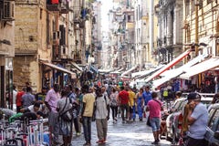NÁPOLES, ITALIA - 22 DE AGOSTO: Mercado de Porta Nolana en Nápoles el 22 de agosto de 2017 Gente local que hace compras en la cal Imagen de archivo libre de regalías NÁPOLES, ITALIA - 22 DE AGOSTO: Mercado de Porta Nolana en Nápoles el 22 de agosto de 2017 Gente local que hace compras en la cal Imagen de archivo libre de regalías