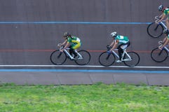 När du cyklar laget kommer att vända på spåret Cyklist i utbildning Gr royaltyfri foto När du cyklar laget kommer att vända på spåret Cyklist i utbildning Gr royaltyfri foto