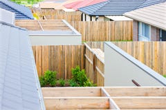 Nära sikt av trästrålar med staket av hus av en by arkivfoto Nära sikt av trästrålar med staket av hus av en by arkivfoto