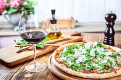 Nära övre sikt på traditionell italiensk lunch royaltyfria bilder Nära övre sikt på traditionell italiensk lunch royaltyfria bilder