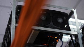Närbild av att bryta lantgården Apparater för elektronisk dator med fans och diagramprocessorer med videokort för att bryta lantg fotografering för bildbyråer Närbild av att bryta lantgården Apparater för elektronisk dator med fans och diagramprocessorer med videokort för att bryta lantg fotografering för bildbyråer