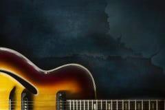 Närbild av den gamla elektriska jazzgitarren på ett mörker - blå bakgrund Royaltyfria Foton Närbild av den gamla elektriska jazzgitarren på ett mörker - blå bakgrund Royaltyfria Foton