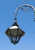 Närbild av den viktorianska gatalampan mot blå himmel royaltyfria bilder Närbild av den viktorianska gatalampan mot blå himmel royaltyfria bilder