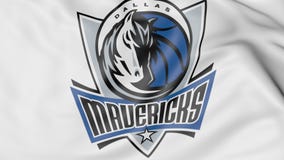 Närbild av den vinkande flaggan med logoen för Dallas Mavericks NBA-basketlag, tolkning 3D stock illustrationer Närbild av den vinkande flaggan med logoen för Dallas Mavericks NBA-basketlag, tolkning 3D stock illustrationer