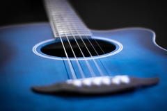 Närbild av en blå gitarr arkivfoton Närbild av en blå gitarr arkivfoton