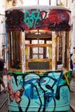 Närbild av en spårväg i Lissabon, Portugal royaltyfria foton Närbild av en spårväg i Lissabon, Portugal royaltyfria foton