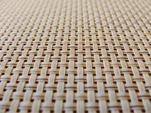 Närbild av plast- galler för beige tyg, rastertextur; modellen av horisontal- och lodlinjen vävde samman linjer kan användas som royaltyfri foto Närbild av plast- galler för beige tyg, rastertextur; modellen av horisontal- och lodlinjen vävde samman linjer kan användas som royaltyfri foto