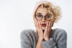 Närbild som skjutas av den flirty och mjuka snygga flickan som känner sig enfaldig och skämtsam under härlig uppvärmning för vint arkivbild Närbild som skjutas av den flirty och mjuka snygga flickan som känner sig enfaldig och skämtsam under härlig uppvärmning för vint arkivbild