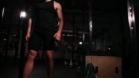 Närbilden kameran flyttar sig bak ämnet En rund cardio genomkörare planlade för en uppsättning av övningar, en man i a stock video Närbilden kameran flyttar sig bak ämnet En rund cardio genomkörare planlade för en uppsättning av övningar, en man i a stock video