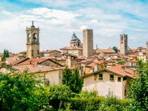 Närbildfoto av ’Cittàen Alta ’av Bergamo, Italien, med det kyrkliga tornet royaltyfri fotografi Närbildfoto av ’Cittàen Alta ’av Bergamo, Italien, med det kyrkliga tornet royaltyfri fotografi