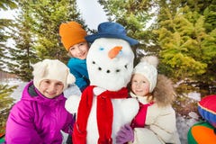 Närbildsikt av barn som nästan sitter snögubben fotografering för bildbyråer Närbildsikt av barn som nästan sitter snögubben fotografering för bildbyråer
