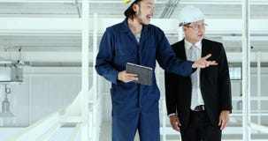 Närvarande arbete för ung tekniker till den utövande teknikern Närvarande arbete för ung tekniker till den utövande teknikern