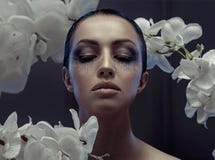 Nätt kvinna med en utsmyckad makeup royaltyfria bilder Nätt kvinna med en utsmyckad makeup royaltyfria bilder