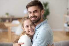 Nätt millennial precis ett gift par som inomhus omfamnar royaltyfri foto Nätt millennial precis ett gift par som inomhus omfamnar royaltyfri foto