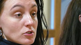 Nätta brunettkvinnasamtal expressively på spegeln arkivfilmer Nätta brunettkvinnasamtal expressively på spegeln arkivfilmer