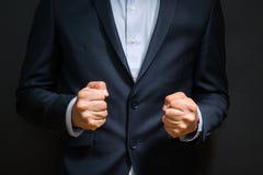 Nävar för affärsman som gripas hårt om i ilska Förargliga sinnesrörelser på arbete arkivbild Nävar för affärsman som gripas hårt om i ilska Förargliga sinnesrörelser på arbete arkivbild
