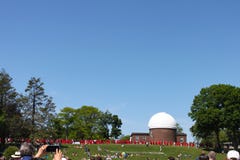 Någon tar ett telefonfoto av kandidater som framme sparar av observatorium på avläggandet av examen Middletown Connecticut USA fö royaltyfri bild Någon tar ett telefonfoto av kandidater som framme sparar av observatorium på avläggandet av examen Middletown Connecticut USA fö royaltyfri bild