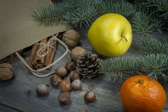 Nüsse Apfel und Zimtfeiertagslebensmittelgeschäftkonzept stockbilder Nüsse Apfel und Zimtfeiertagslebensmittelgeschäftkonzept stockbilder
