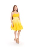 O adolescente está estando para trás o vestido amarelo fotos de stock O adolescente está estando para trás o vestido amarelo fotos de stock