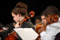 O adolescente joga o violino foto de stock O adolescente joga o violino foto de stock