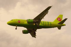 O Airbus A319-113 VP-BTQ das linhas aéreas de S7 Sibéria que voam no fim nebuloso do céu da noite acima Fotografia de Stock O Airbus A319-113 VP-BTQ das linhas aéreas de S7 Sibéria que voam no fim nebuloso do céu da noite acima Fotografia de Stock