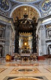 O altar do dossel feito por Bernini na basílica San Pietro, Imagem de Stock O altar do dossel feito por Bernini na basílica San Pietro, Imagem de Stock