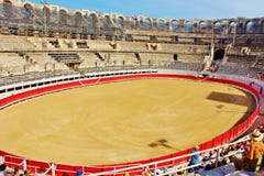 O anfiteatro de Arles, França imagem de stock royalty free O anfiteatro de Arles, França imagem de stock royalty free