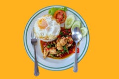 O arroz cobriu pela Agitar-galinha e pelo ovo frito com folhas da manjericão imagem de stock O arroz cobriu pela Agitar-galinha e pelo ovo frito com folhas da manjericão imagem de stock