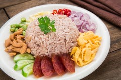 O arroz misturou com a pasta do camarão, estilo tailandês do alimento imagem de stock O arroz misturou com a pasta do camarão, estilo tailandês do alimento imagem de stock