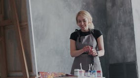 O artista fêmea bonito feliz está fazendo o que gosta Está na frente da armação e da pintura das misturas O conceito de ilustração do vetor O artista fêmea bonito feliz está fazendo o que gosta Está na frente da armação e da pintura das misturas O conceito de ilustração do vetor