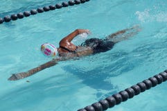 O atleta da menina é estilo livre treinado à vista do evento desportivo anual de vinda da natação imagens de stock O atleta da menina é estilo livre treinado à vista do evento desportivo anual de vinda da natação imagens de stock