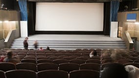 O auditório do cinema está aglomerando-se por povos O auditório do cinema está aglomerando-se por povos