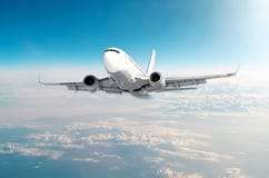 O avião do passageiro está escalando o nível de voo alto no céu acima das nuvens Foto de Stock Royalty Free O avião do passageiro está escalando o nível de voo alto no céu acima das nuvens Foto de Stock Royalty Free