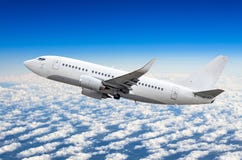 O avião do passageiro voa na altura de ganho do céu acima das nuvens Fotografia de Stock O avião do passageiro voa na altura de ganho do céu acima das nuvens Fotografia de Stock