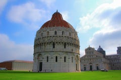 O baptistery em Pisa, Itália imagens de stock royalty free O baptistery em Pisa, Itália imagens de stock royalty free