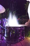 O baterista que bate e que espirra cilindros na noite mostra Imagem de Stock O baterista que bate e que espirra cilindros na noite mostra Imagem de Stock